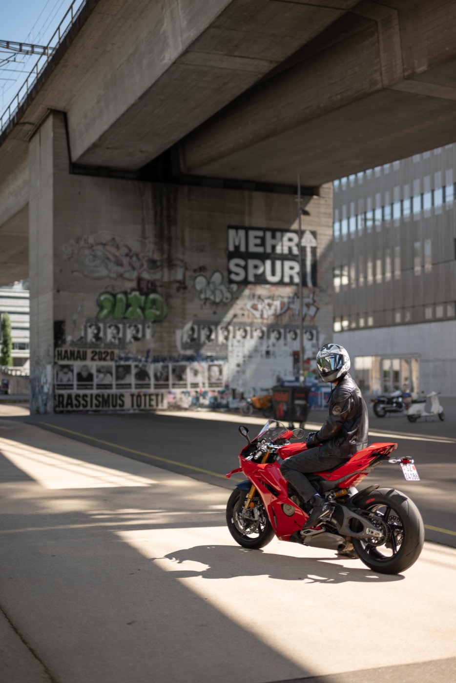 Die Ducati unter der Brücke