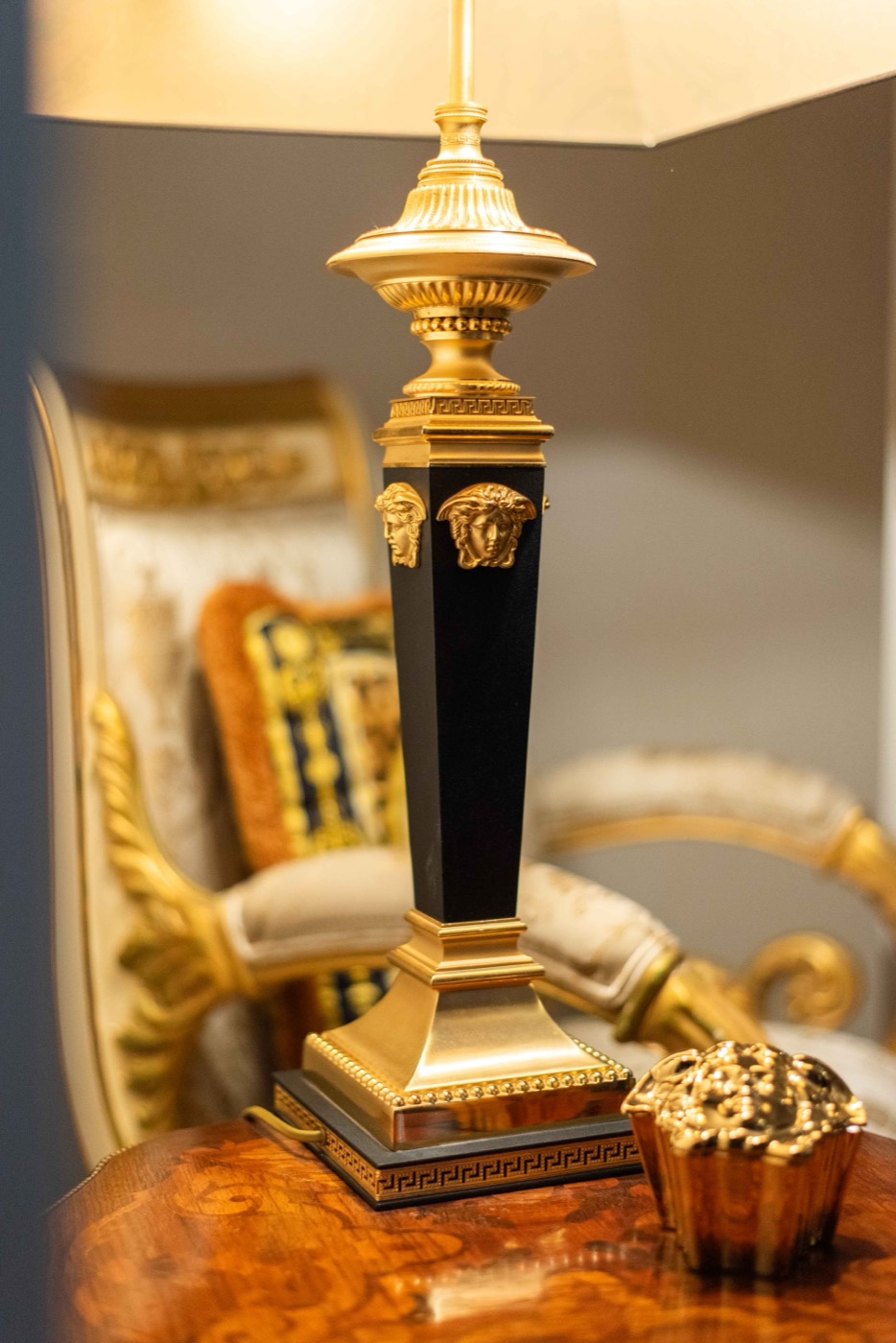Lampe und Vase in Schwarz und Gold