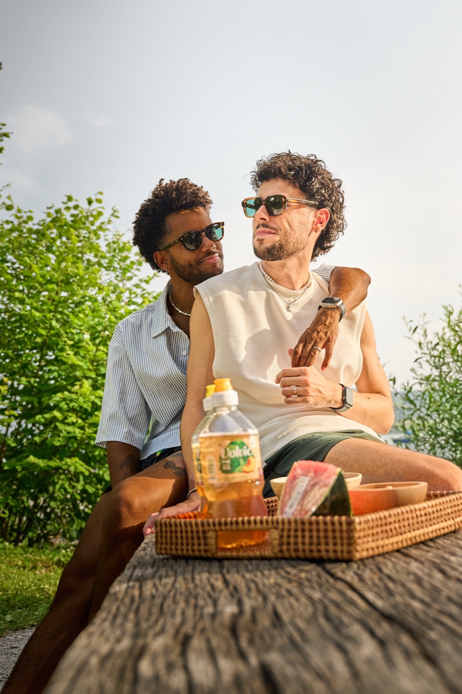 Zwei Männer beim Picknick